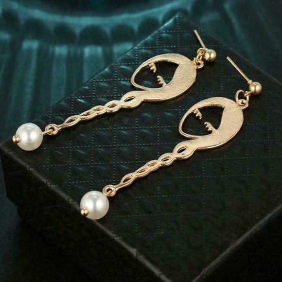 New Silhouette Face Dangle Gold Pearl Earrings - Picture 3 of 5